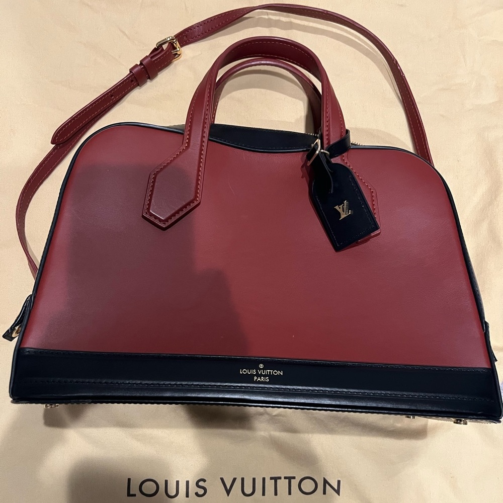 Louis Vuitton Dora MM -Authentic